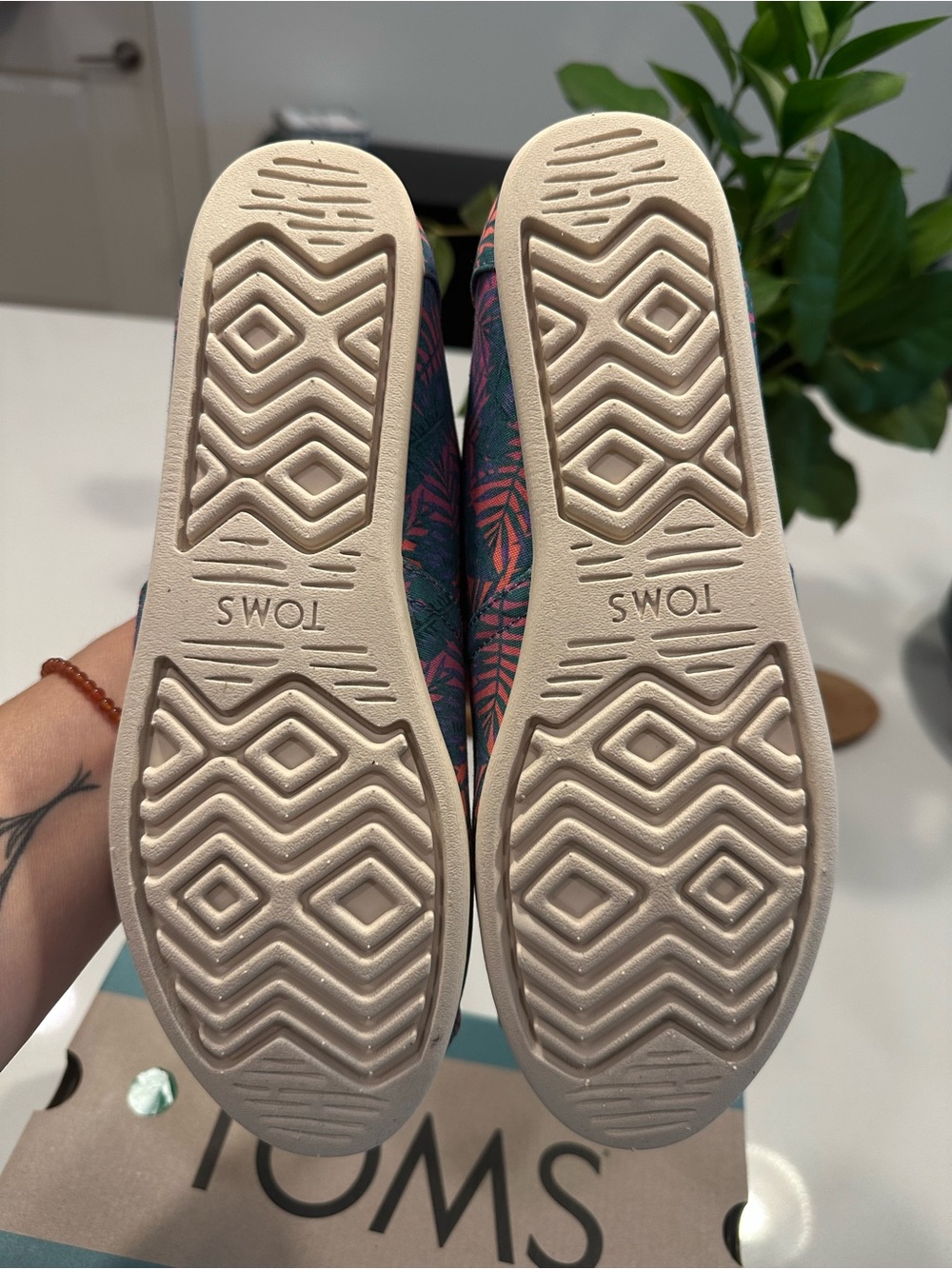 TOMS Summer Flats - Picture 4 of 4